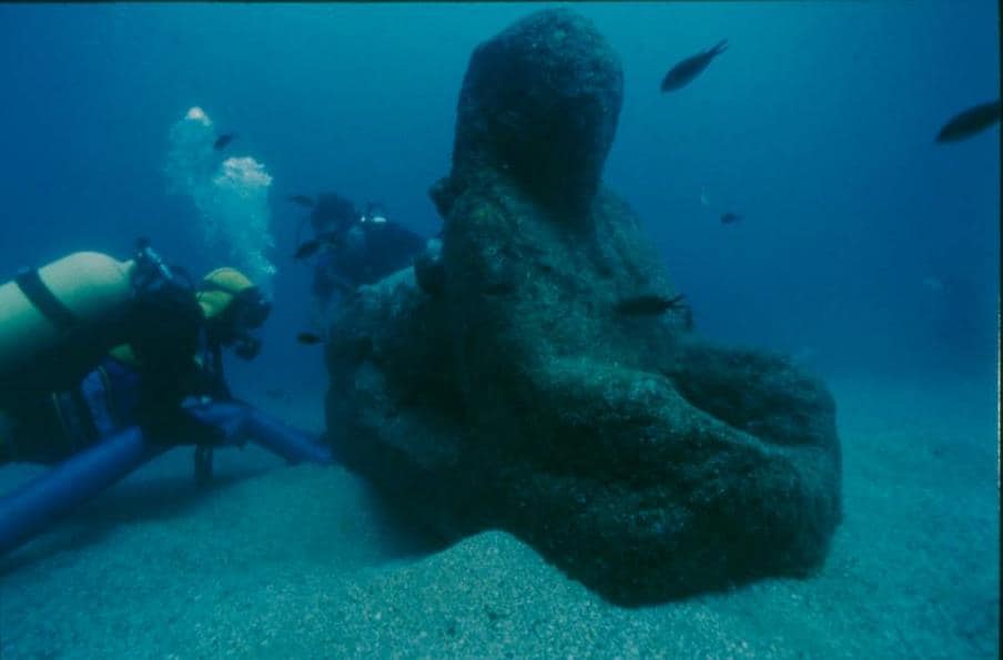 كنوز الاثار الغارقة بالميناء الشرقى