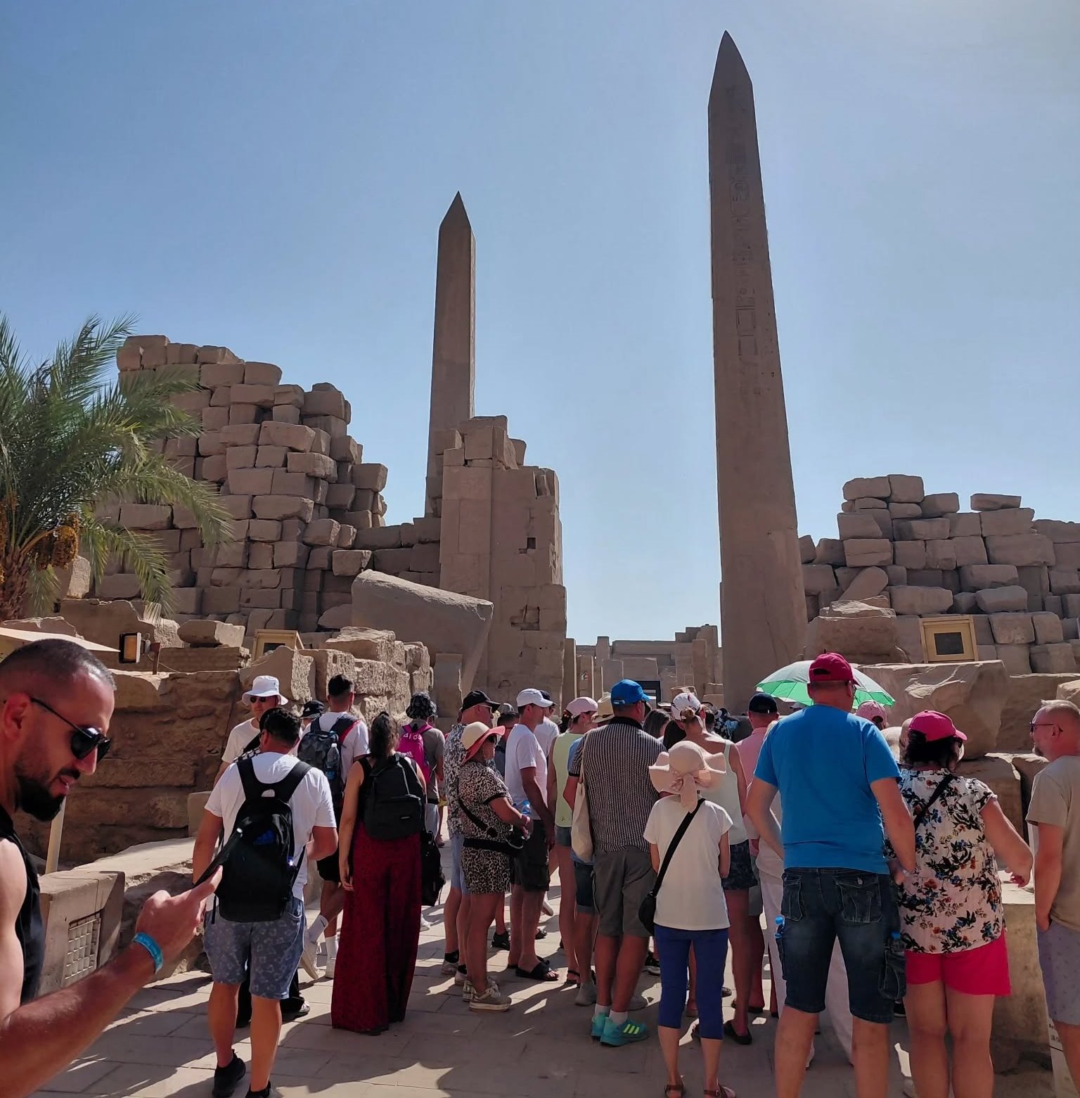 الأفواج السياحية تستمتع فى قلب معابد الأقصر