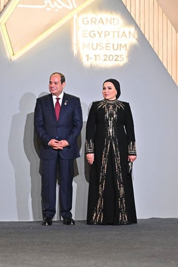 السيدة انتصار السيسي تتألق بإطلالة راقية بالأسود والذهبي (1)