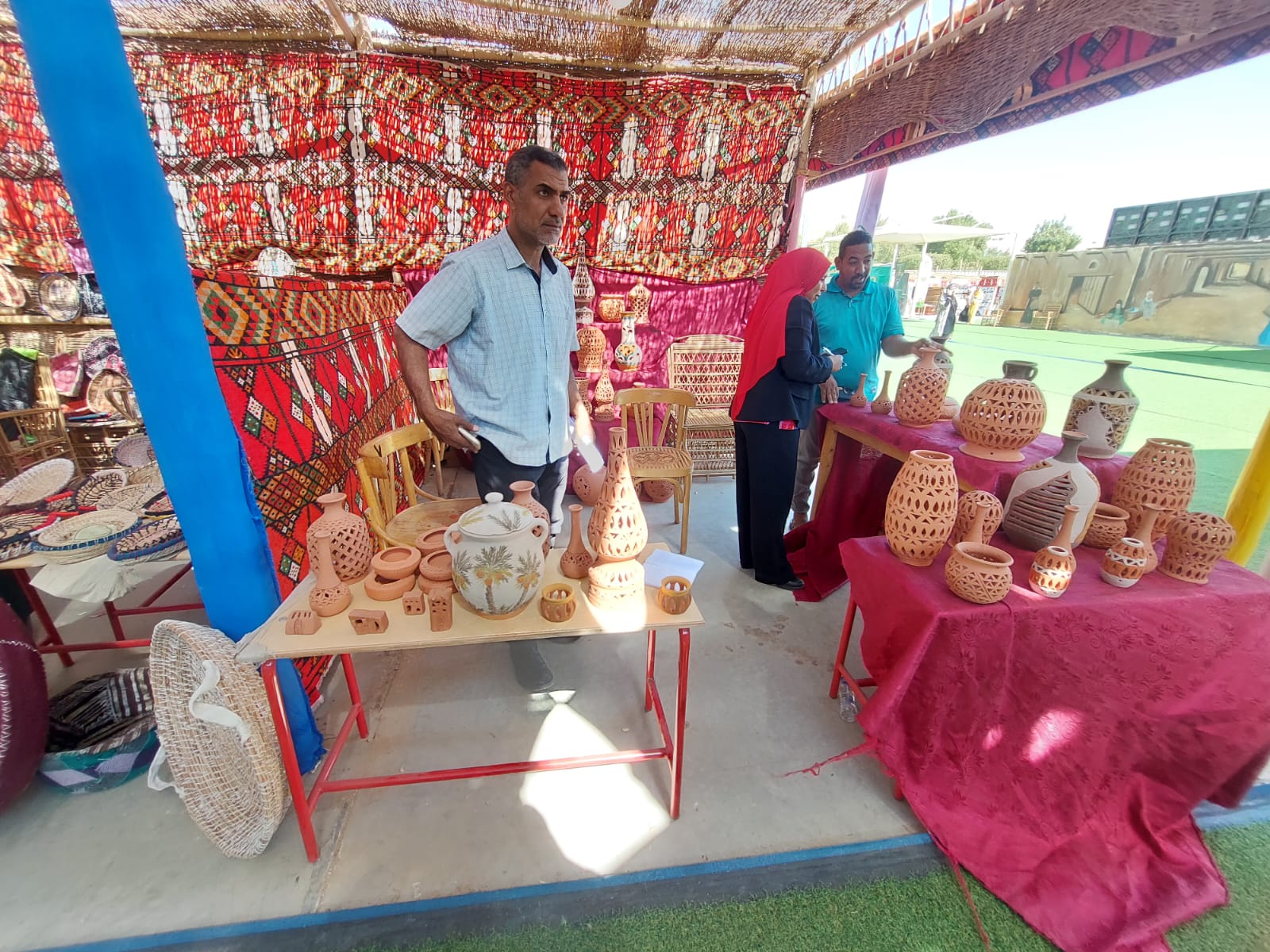 الفنان محمود دانيال يعرض منتجات الخزف والفخار