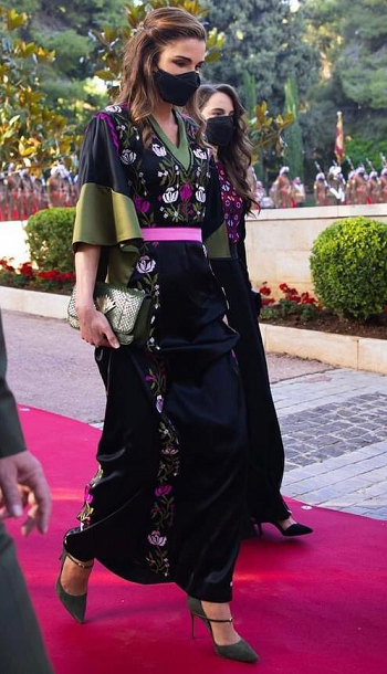 الملكة رانيا بحقيبة بطابع فرعوني الملكة رانيا بحقيبة بطابع فرعوني