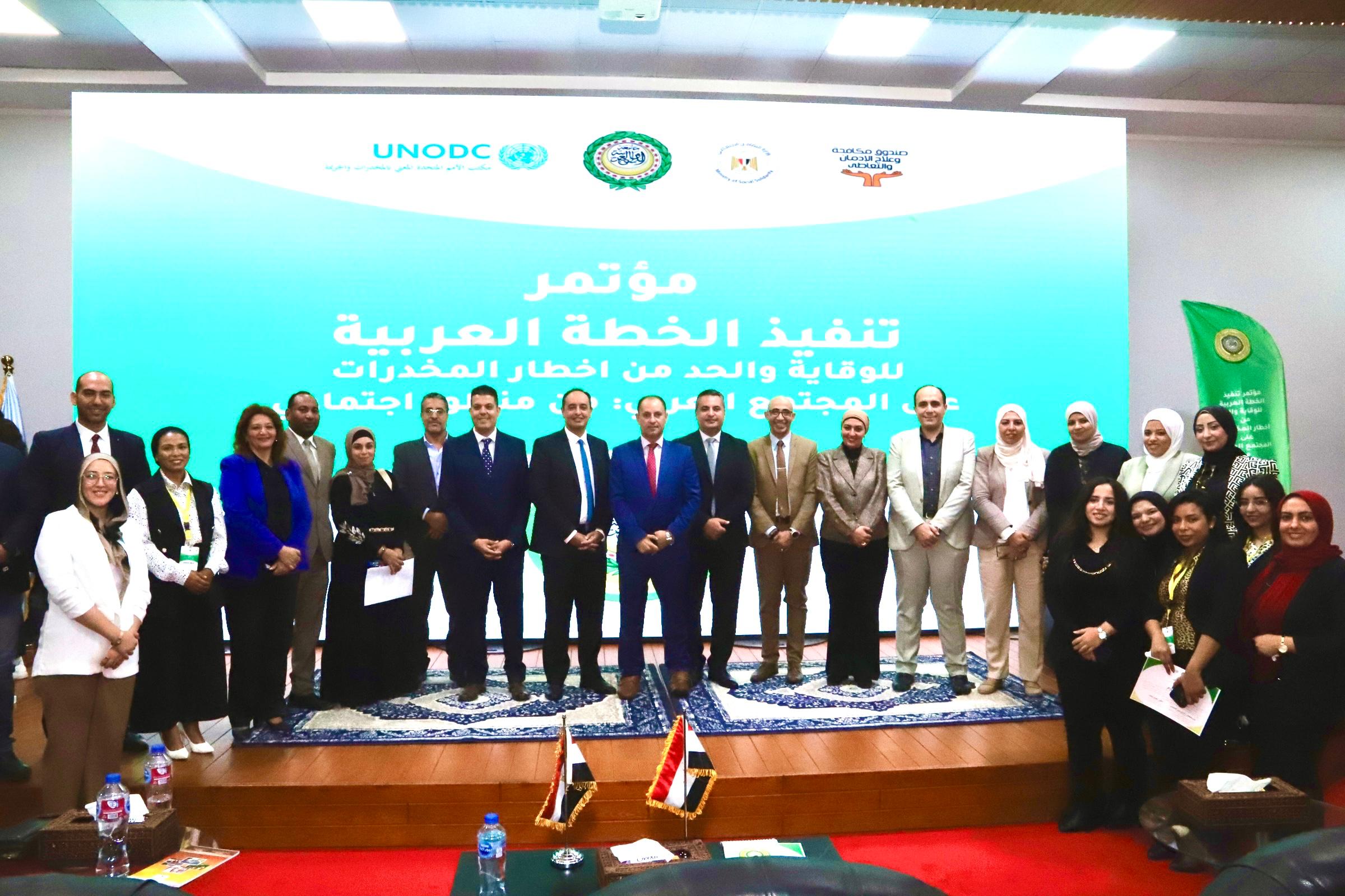 الدكتور عمرو عثمان والكاتب الصحفى مدحت وهبه والقيادات والمتطوعين بصندوق مكافحة الإدمان