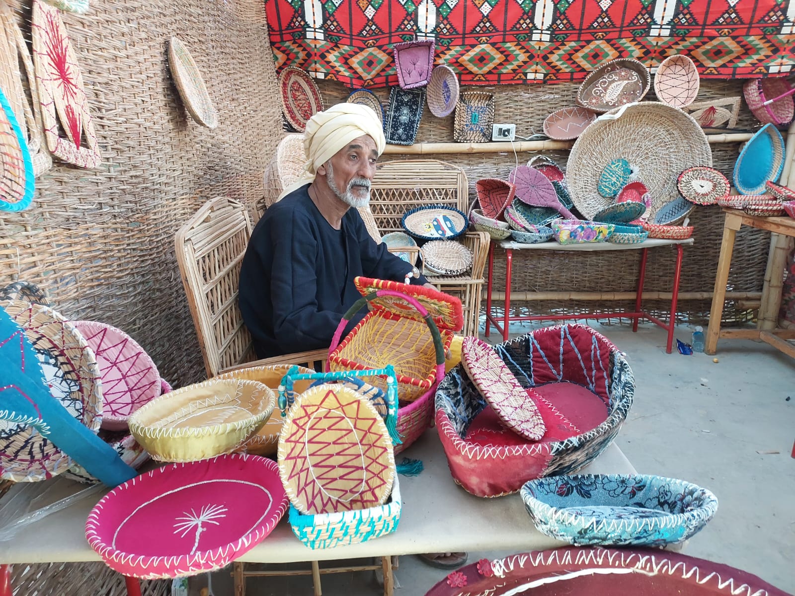 عم ربيع حرفى عرجون النخيل بالوادى الجديد