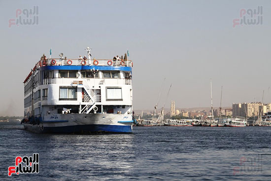 باخرة-سياحية-فى-وسط-النيل باخرة-سياحية-فى-وسط-النيل