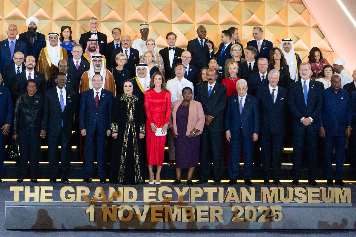 الصورة التذكارية لملوك ورؤساء العالم في افتتاح المتحف المصري الكبير