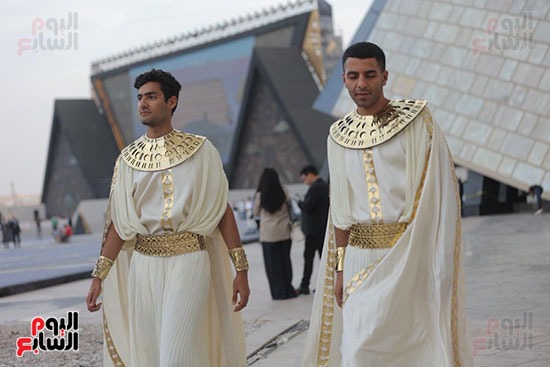 عارضون مشاركون بالاحتفالية يرتدون ملابس باستايل مصري قديم