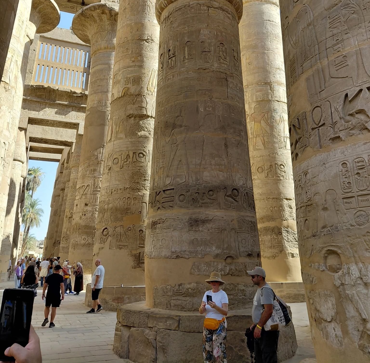 استمتاع الأجانب بين أعمدة معابد الكرنك