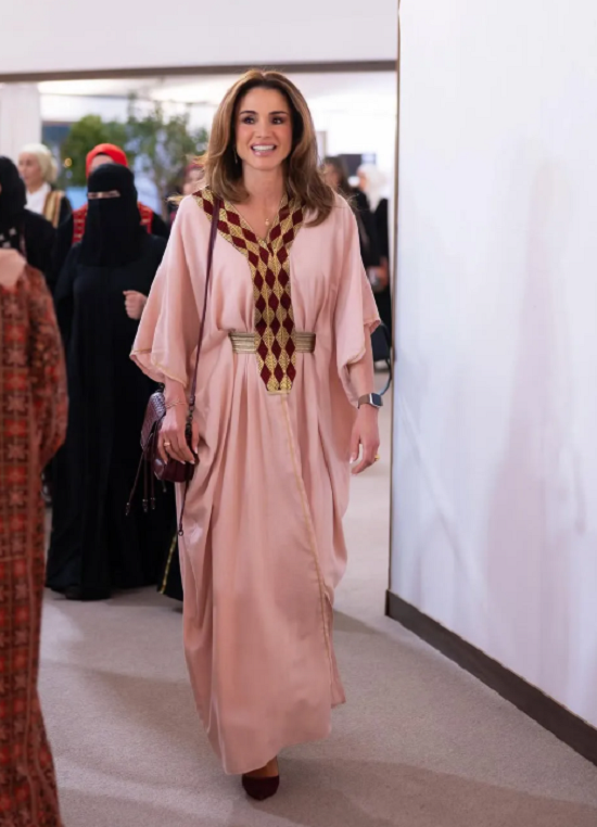 إطلالة الملكة رانيا بالقفطان