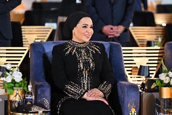 السيدة انتصار السيسي تتألق بإطلالة راقية بالأسود والذهبي (3)