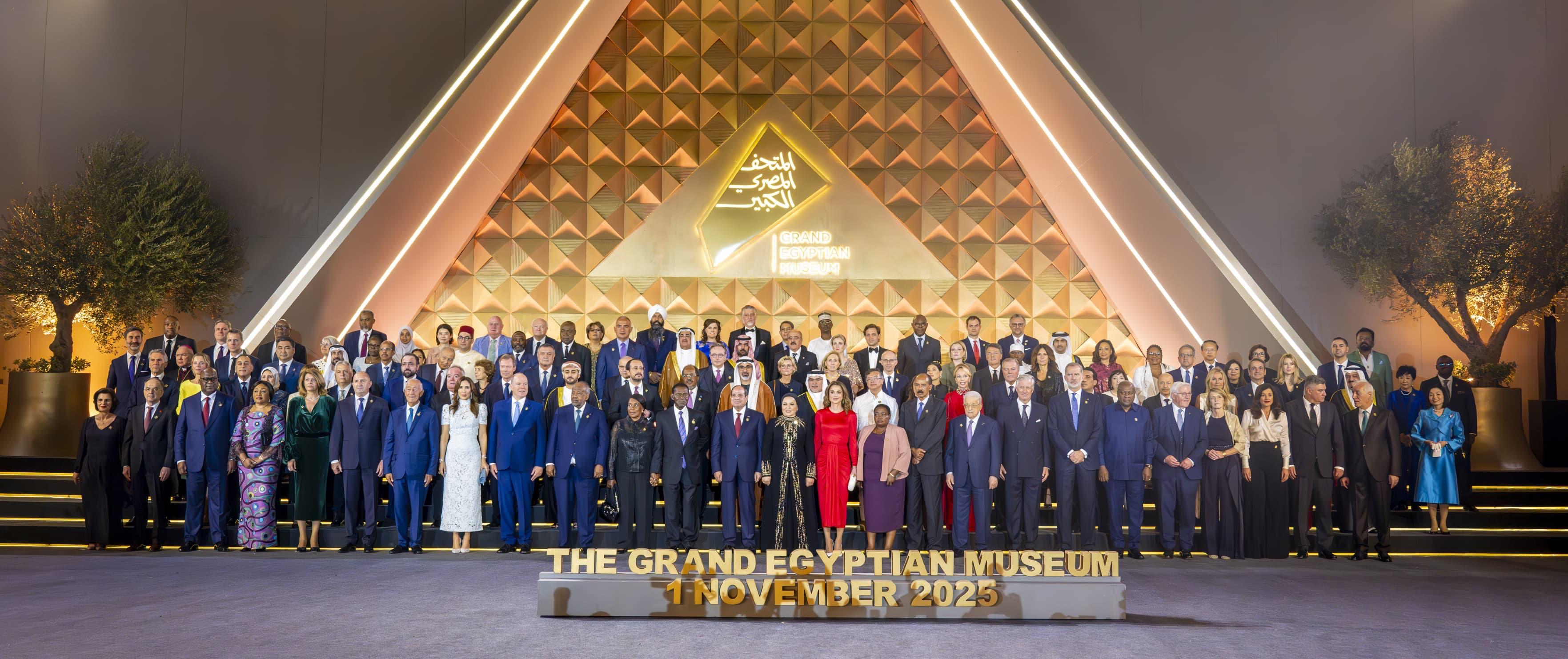 الرئيس السيسى يصطحب ضيوف احتفالية المتحف الكبير (5)