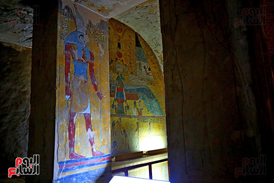 بين ضوء الشمس وظلال الأعمدة تولد الأسطورة