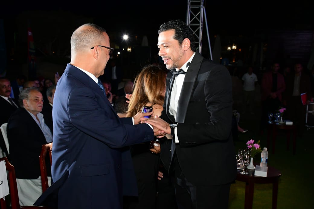 حمزة العيلي يصافح اشرف عبد الباقي