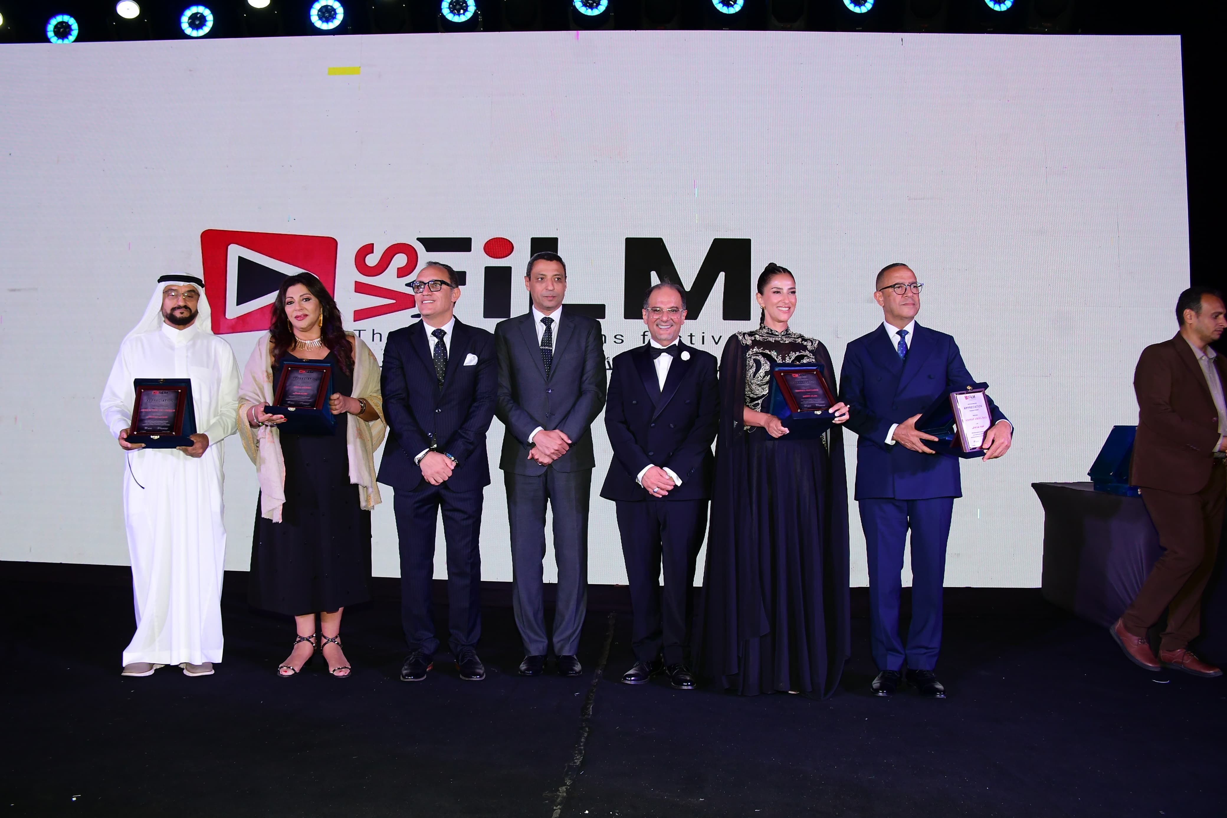 تكريم حنان مطاوع وهالة صدقى واشرف عبد الباقي في افتتاح مهرجان VS-FILM للأفلام القصيرة جدا. (1)