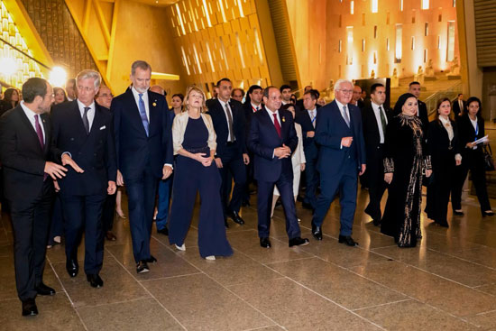 الرئيس السيسى يصطحب ضيوف احتفالية المتحف الكبير (1)