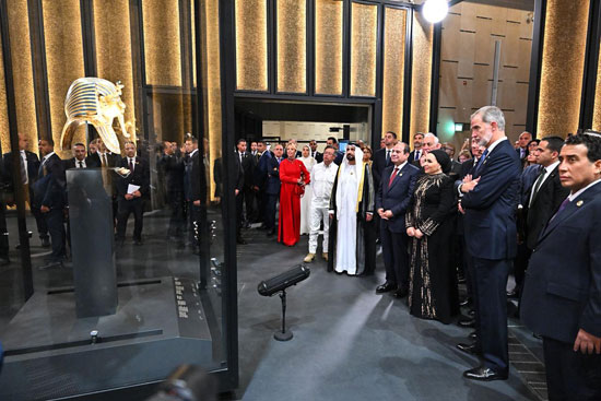 الرئيس السيسى يصطحب ضيوف احتفالية المتحف الكبير (3)