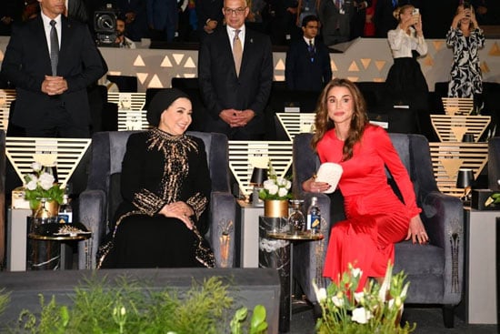 السيدة انتصار السيسي تتألق بإطلالة راقية بالأسود والذهبي (4)