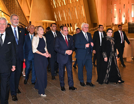 الرئيس السيسى يصطحب ضيوف احتفالية المتحف الكبير (8)