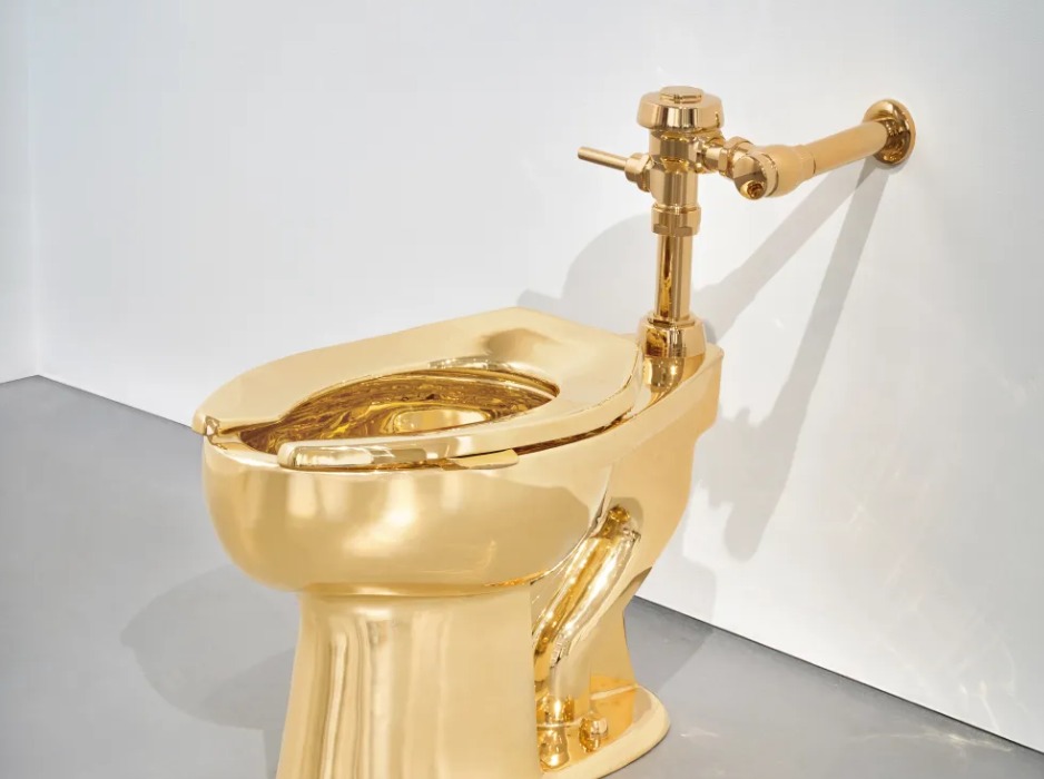 مرحاض مصنوع من الذهب عيار 18