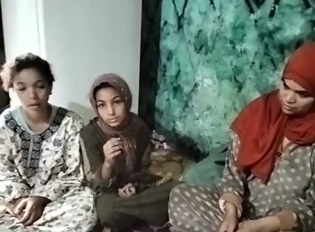 الطفلة هنا واسرتها