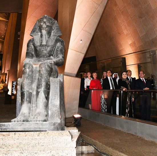 الرئيس السيسى يصطحب ضيوف احتفالية المتحف الكبير (4)