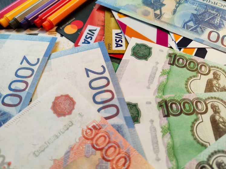 تحويل مبلغ كبير لعامل ويرفض اعادته