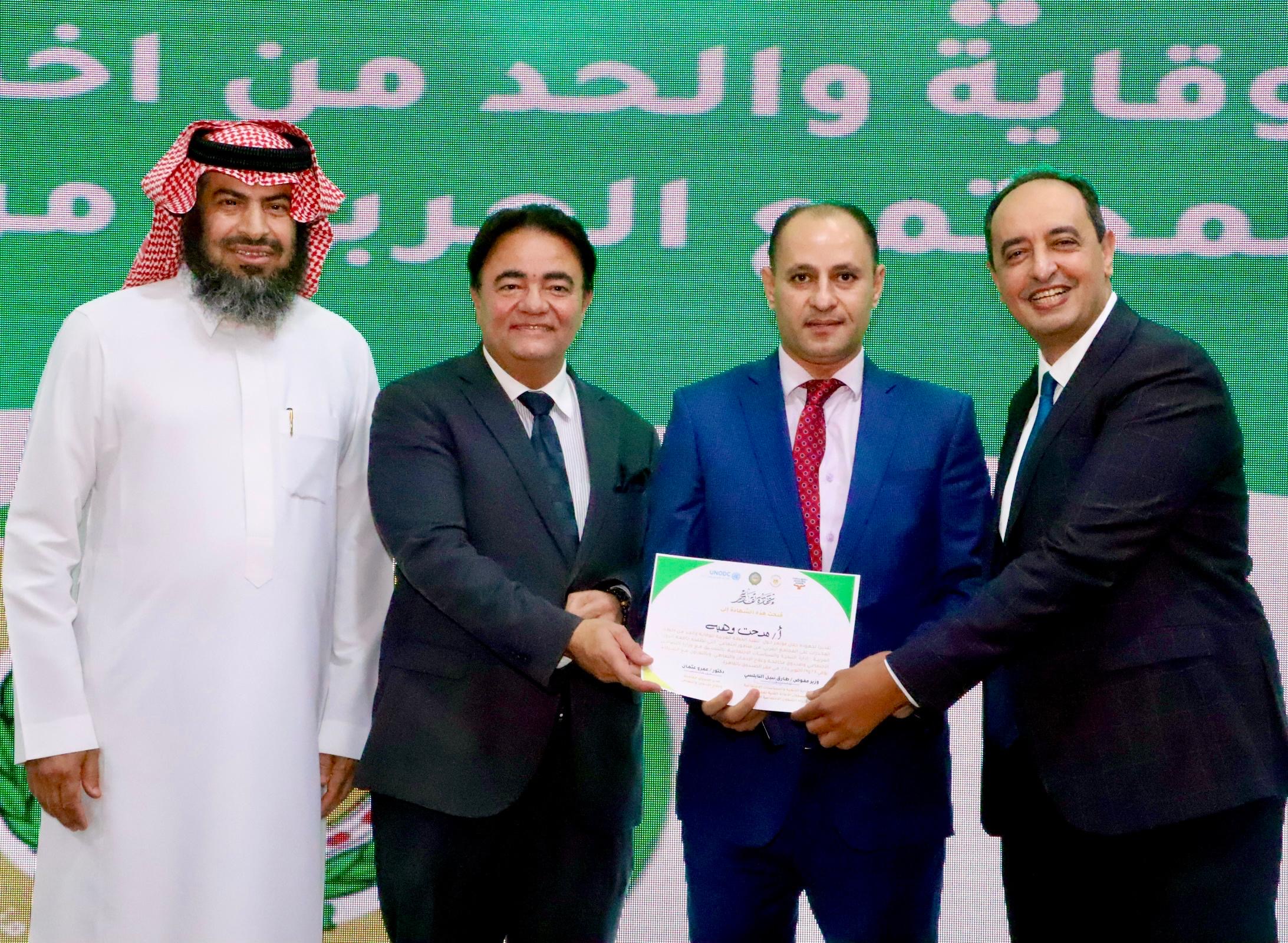 الكاتب الصحفى مدحت وهبه المستشار الاعلامى يتسلم شهادة التكريم بحضور الدكتور عمرو عثمان والوزير المفوض طارق النابولسى