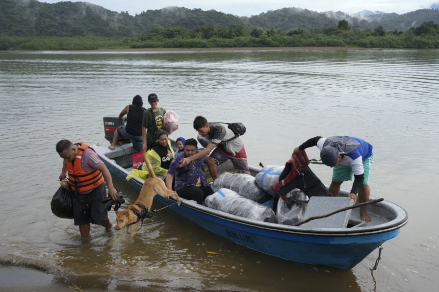 مقال مصور المهاجرون الفنزويليون يستخدمون طرقًا خطيرة في موجة الهجرة العكسية (2)