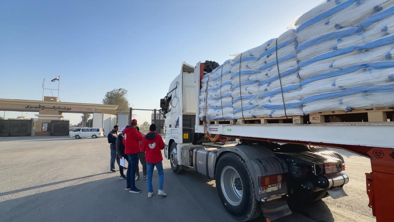 الهلال الأحمر المصري يطلق «زاد العزة» الـ77  (6)