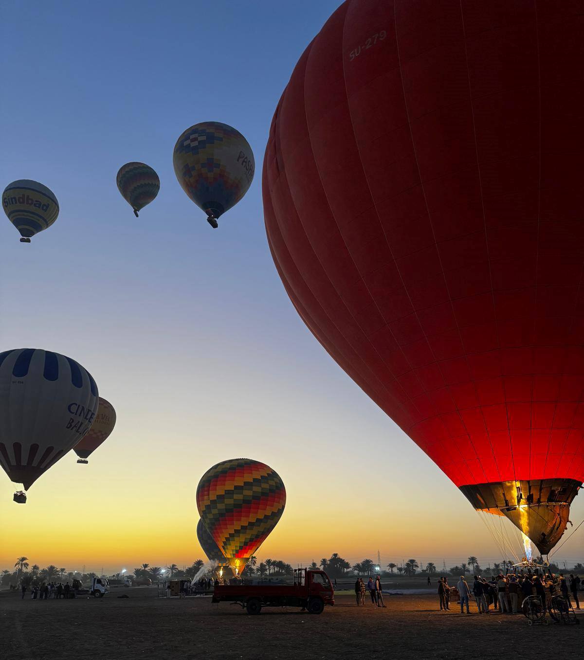 تحليق رحلات البالون الطائر بصورة طبيعية بعشرات السائحين تحليق رحلات البالون الطائر بصورة طبيعية بعشرات السائحين