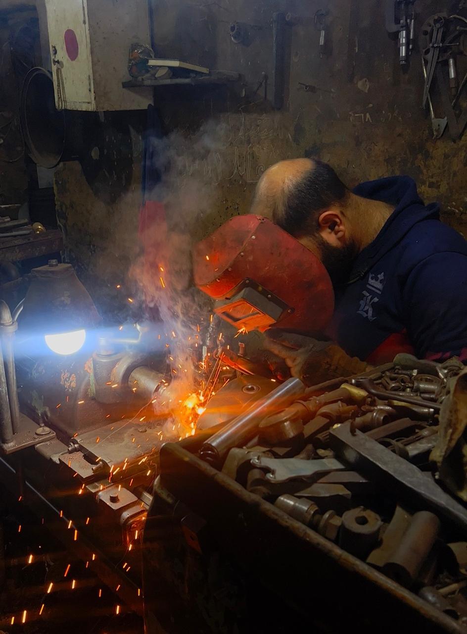 شاب يعيش حياته في تشكيل وصناعة المعادن داخل المخرطة
