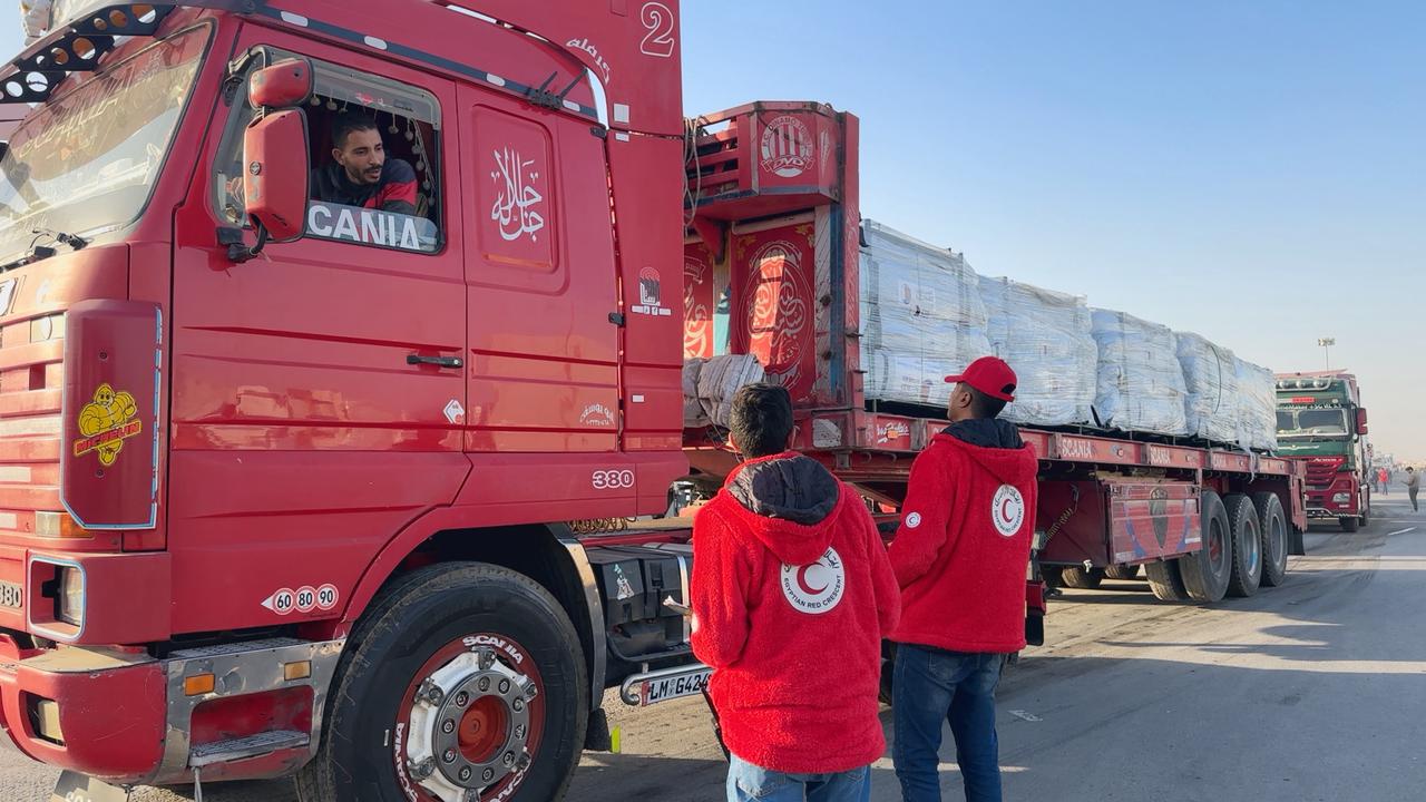 الهلال الأحمر المصري يطلق «زاد العزة» الـ77  (5)