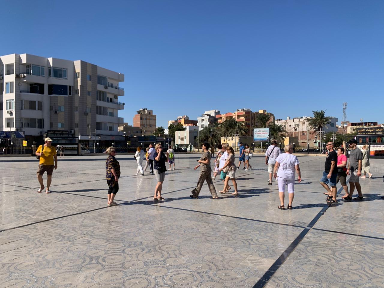 السياح فى ساحة المسجد 