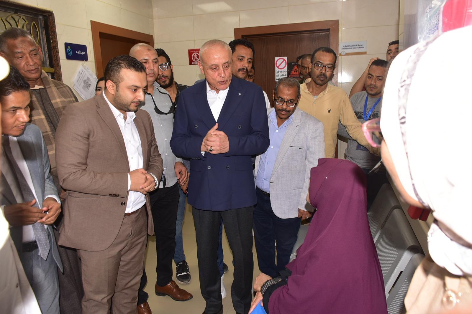لقاء المحافظ مع المواطنين خلال جولاته بالمراكز الصحية