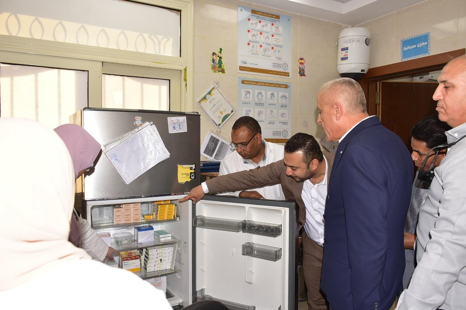 جولة المحافظ بمركزى طب أسرة الدير وأصفون بمدينة إسنا