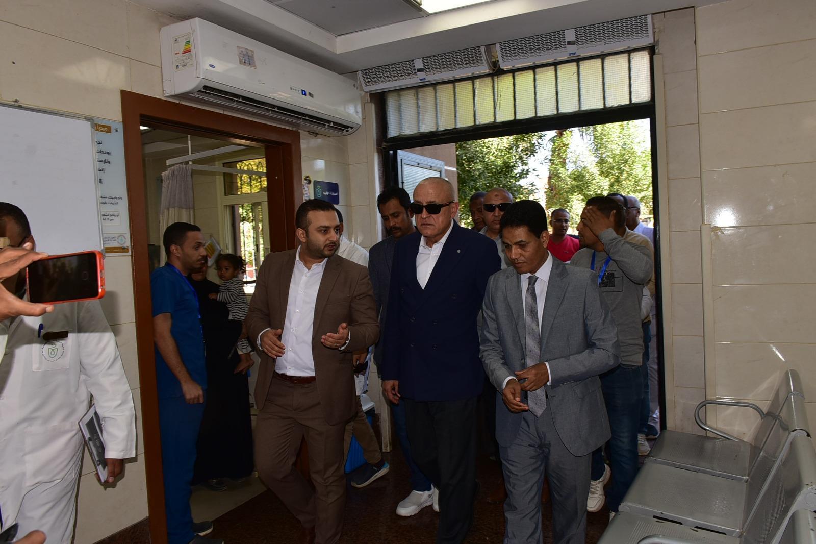 محافظ الأقصر يتفقد مركزى طب أسرة الدير وأصفون بمدينة إسنا