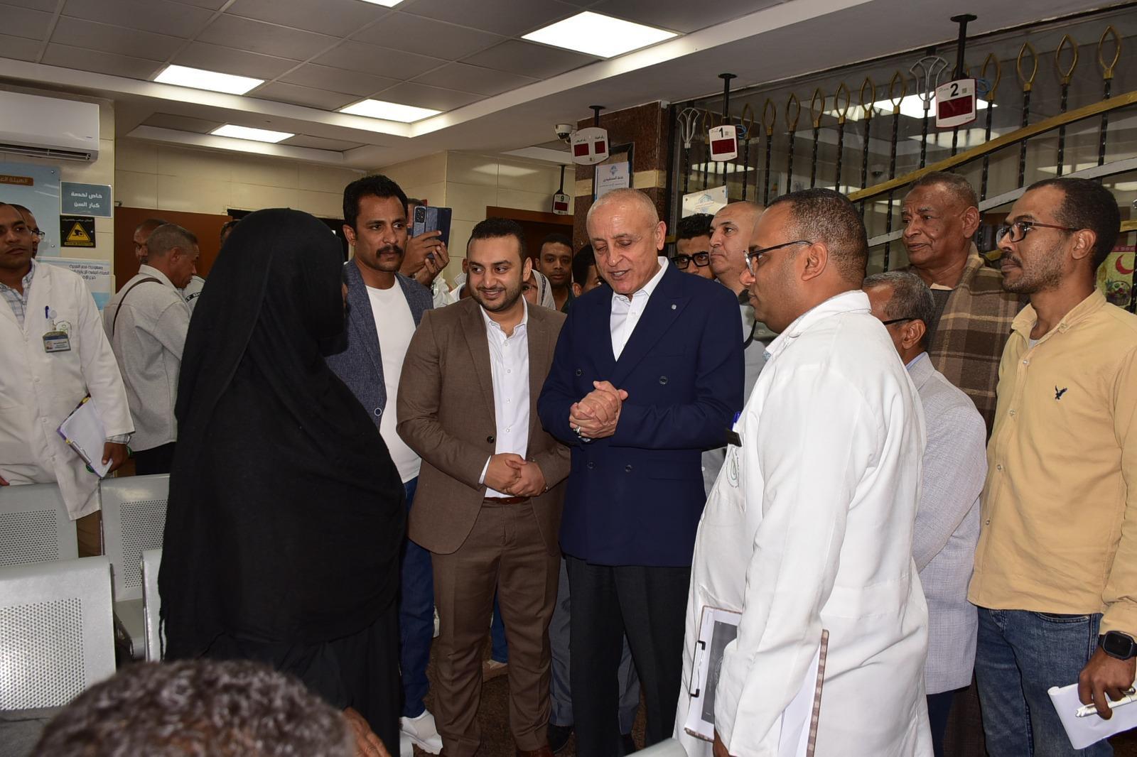 الاستماع لشكاوى المواطنين بمركزى طب أسرة الدير وأصفون بمدينة إسنا