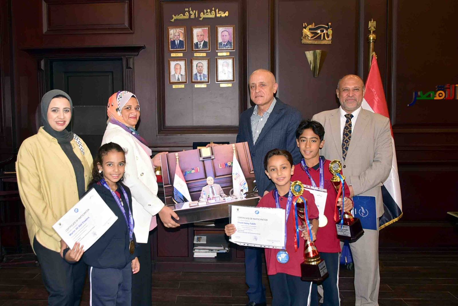 تكريم المحافظ للطلاب المتفوقين عالمياً في المنتدى الإفرو آسيوي بماليزيا