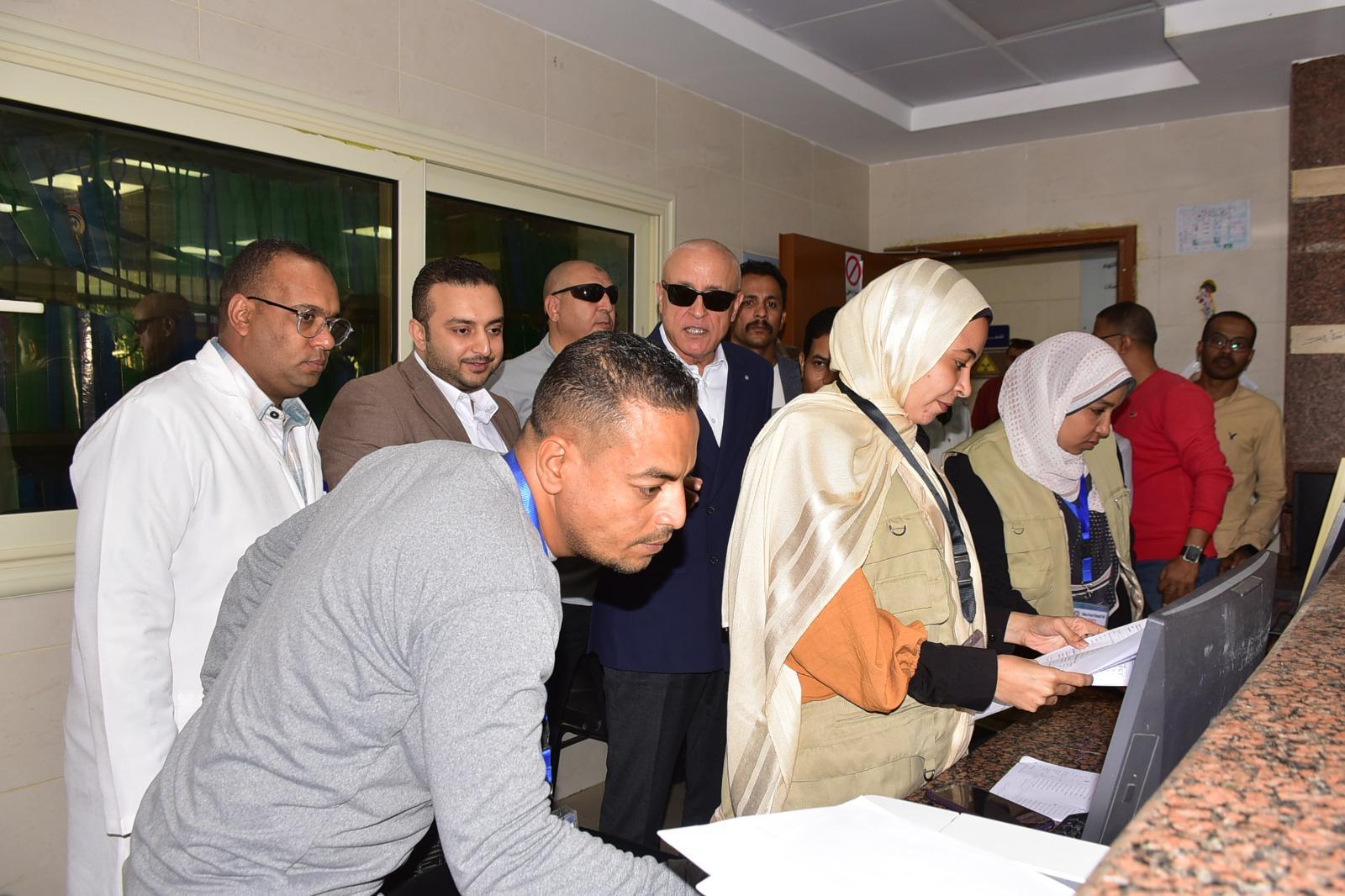 جولات المحافظ فى مركزى طب أسرة الدير وأصفون بمدينة إسنا