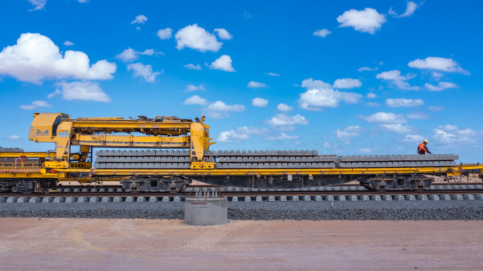 تركيب القضبان والفلنكات بالخط الأول من شبكة القطار الكهربائي (2)