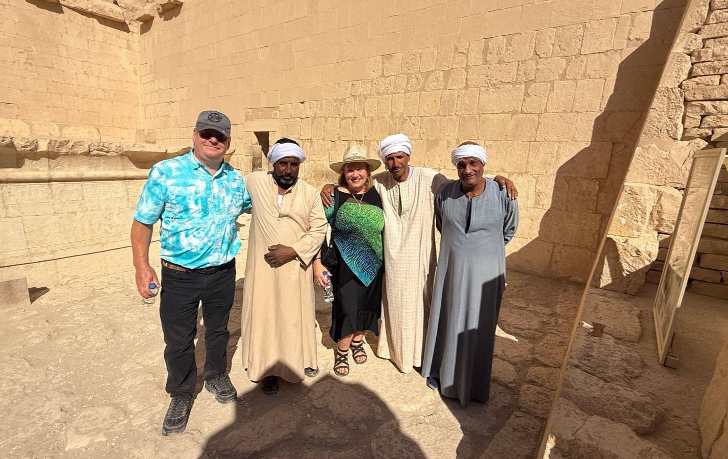 عمال المعابد الفرعونية يستقبلون السياح بالترحاب عمال المعابد الفرعونية يستقبلون السياح بالترحاب