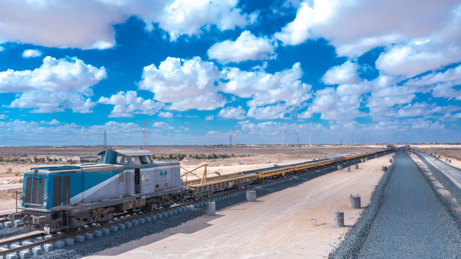 تركيب القضبان والفلنكات بالخط الأول من شبكة القطار الكهربائي (4)