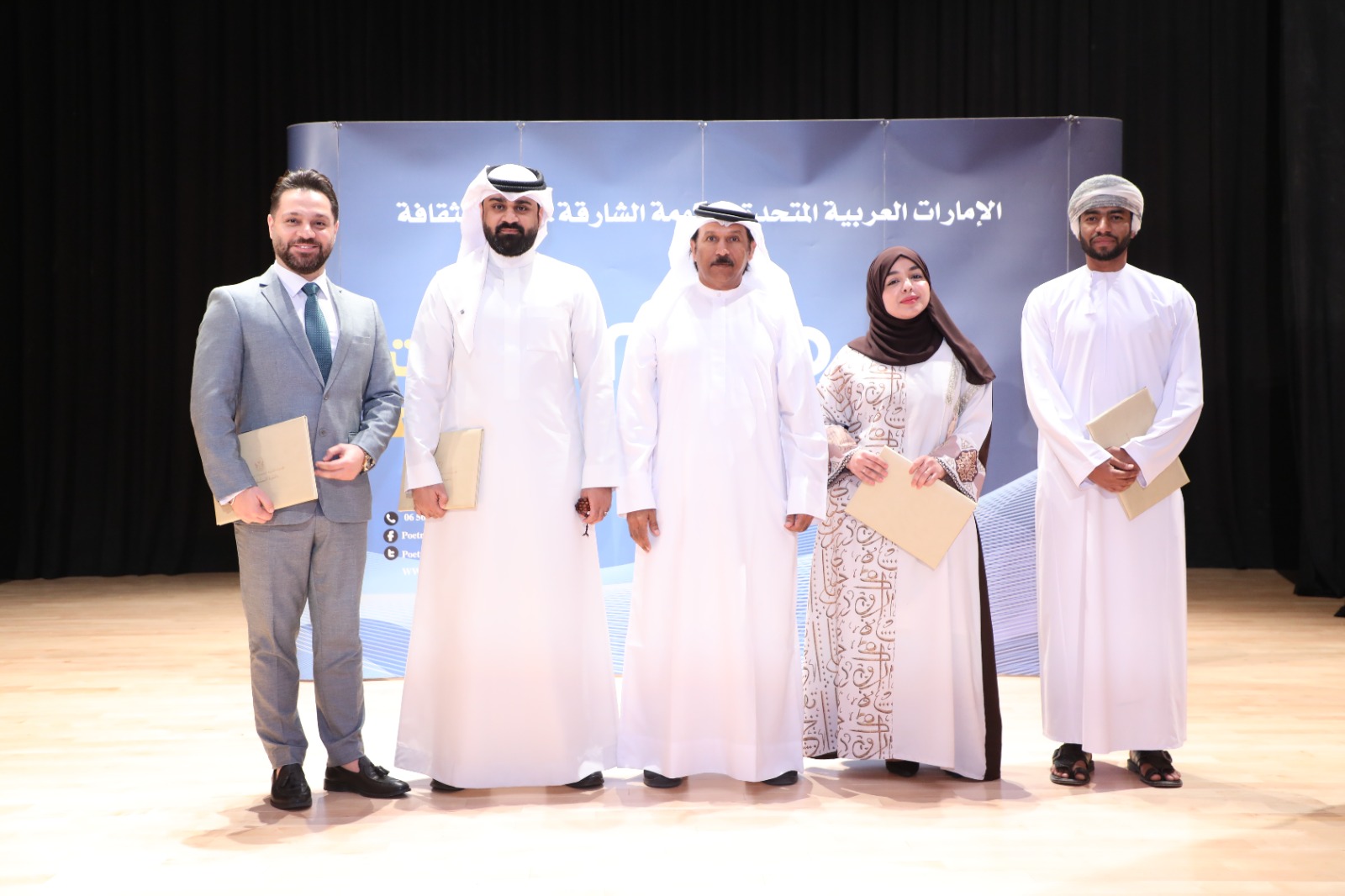 الشاعر محمد البريكى يكرم الشعراء الشاعر محمد البريكى يكرم الشعراء