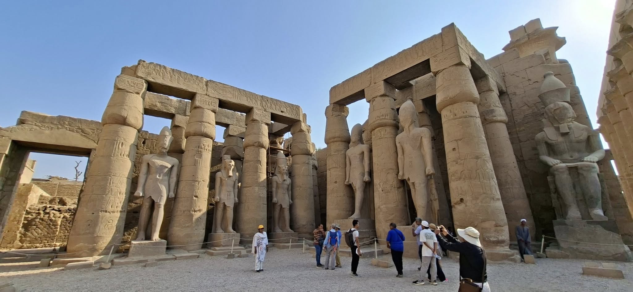 استمتاع السياح من حول العالم فى معبد الأقصر استمتاع السياح من حول العالم فى معبد الأقصر