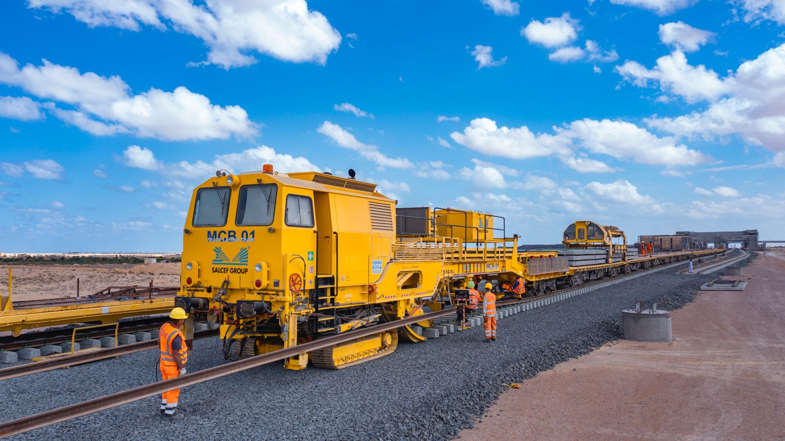 تركيب القضبان والفلنكات بالخط الأول من شبكة القطار الكهربائي (5)