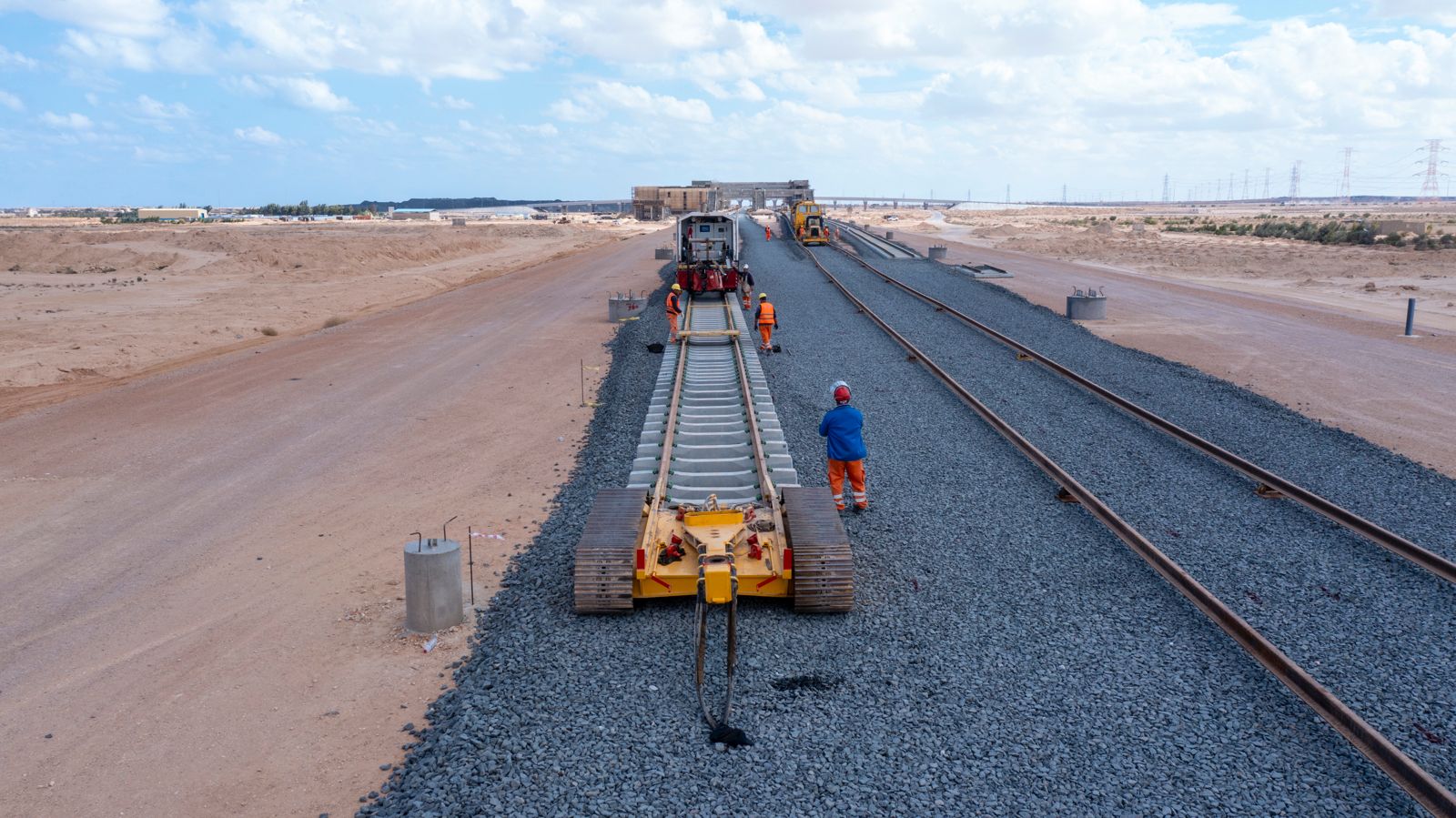 تركيب القضبان والفلنكات بالخط الأول من شبكة القطار الكهربائي (1)
