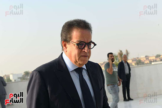 وصول الدكتور خالد عبد الغفار لمسجد الشرطة للمشاركة بجنازة والدة وزير التموين