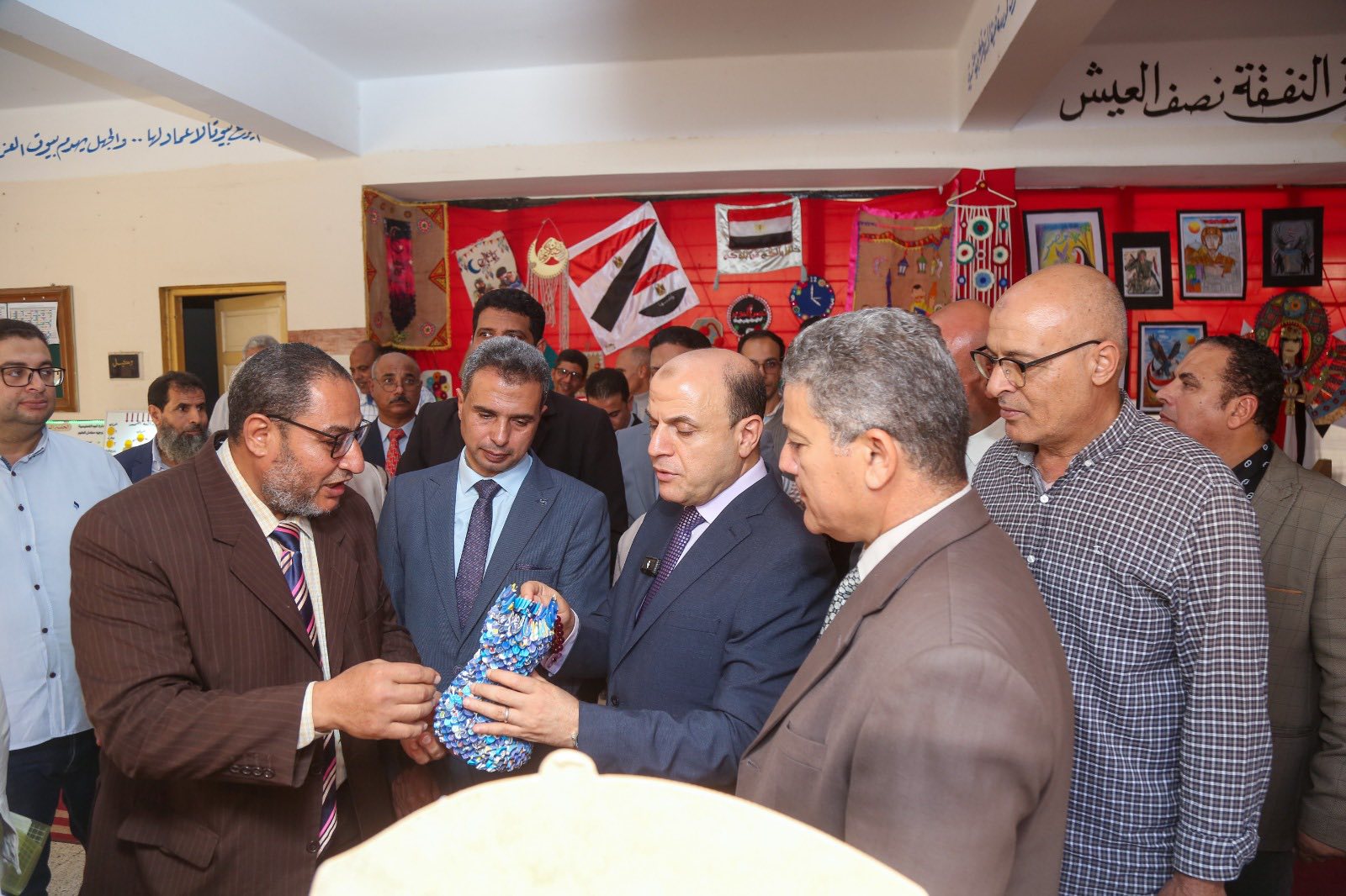 جانب من تفقد المحافظ للمعرض جانب من تفقد المحافظ للمعرض