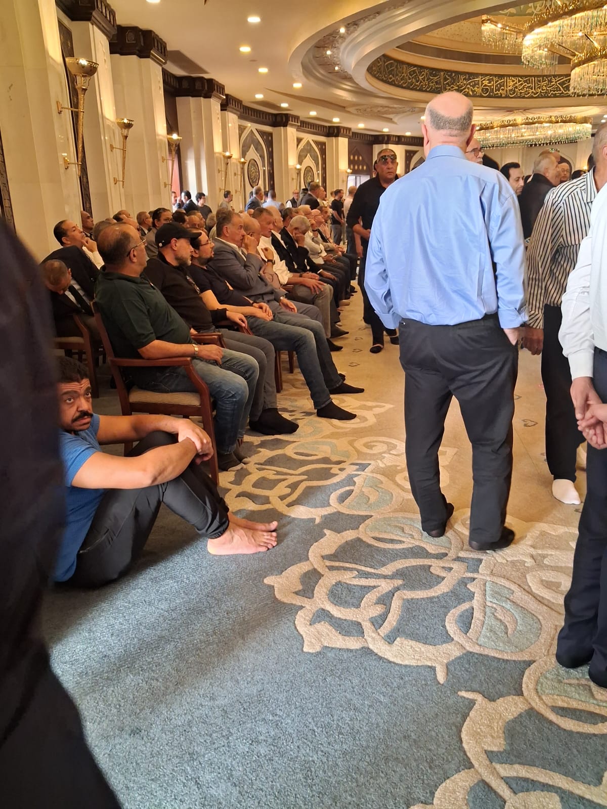 وصول جثمان والدة وزير التموين إلى مسجد الشرطة  (1)