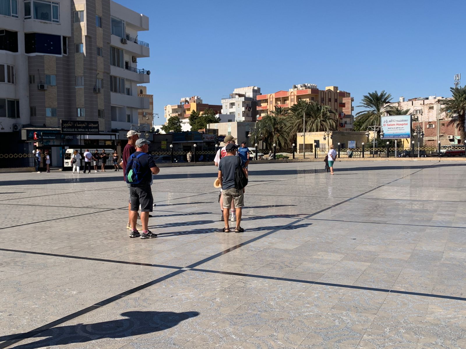 سياح فى مسجد الميناء أهم مزار سياحى اسلامى بالغردق