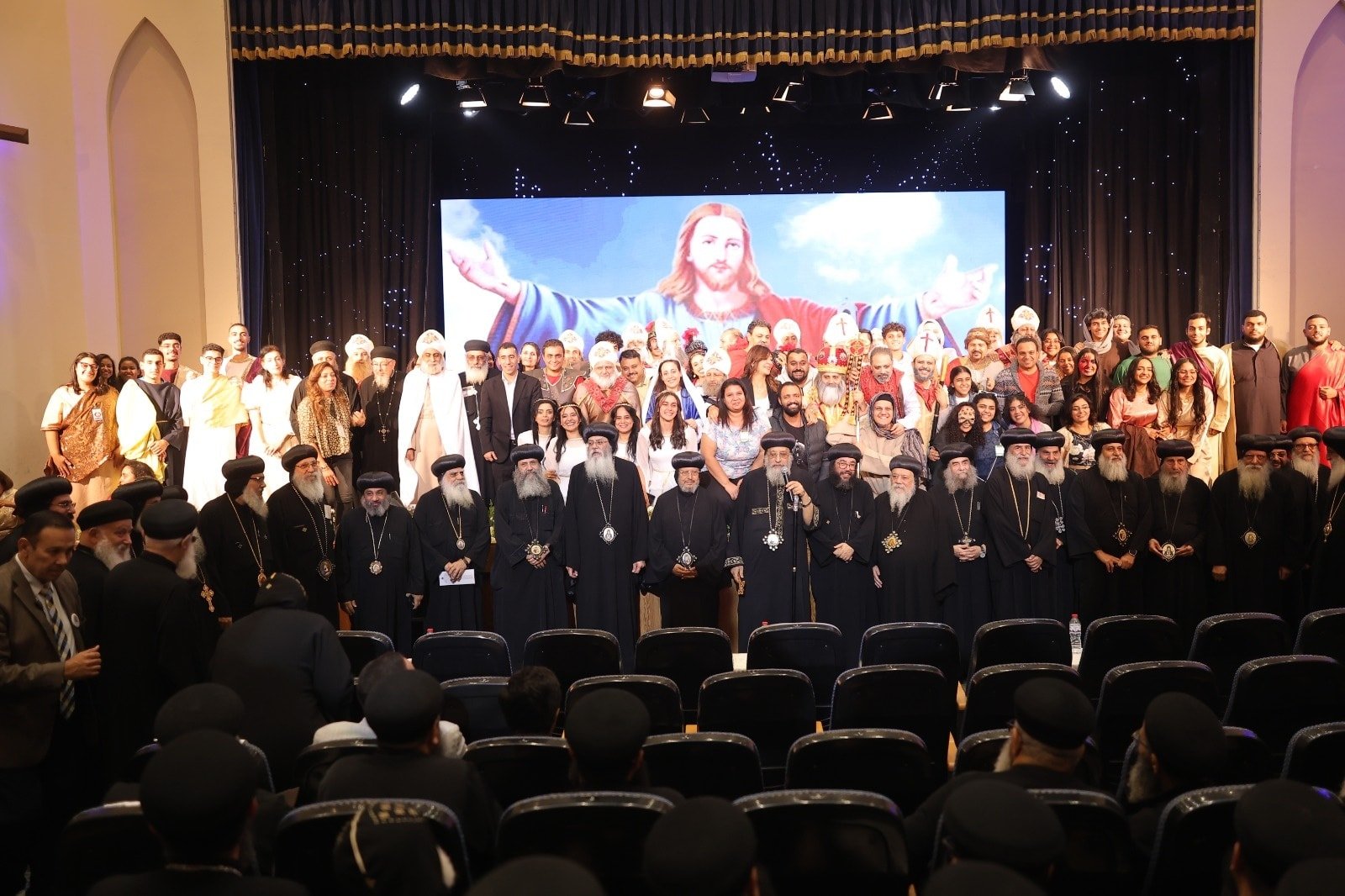 قداسة البابا والأباء الأساقفة يشهدون الاحتفالية